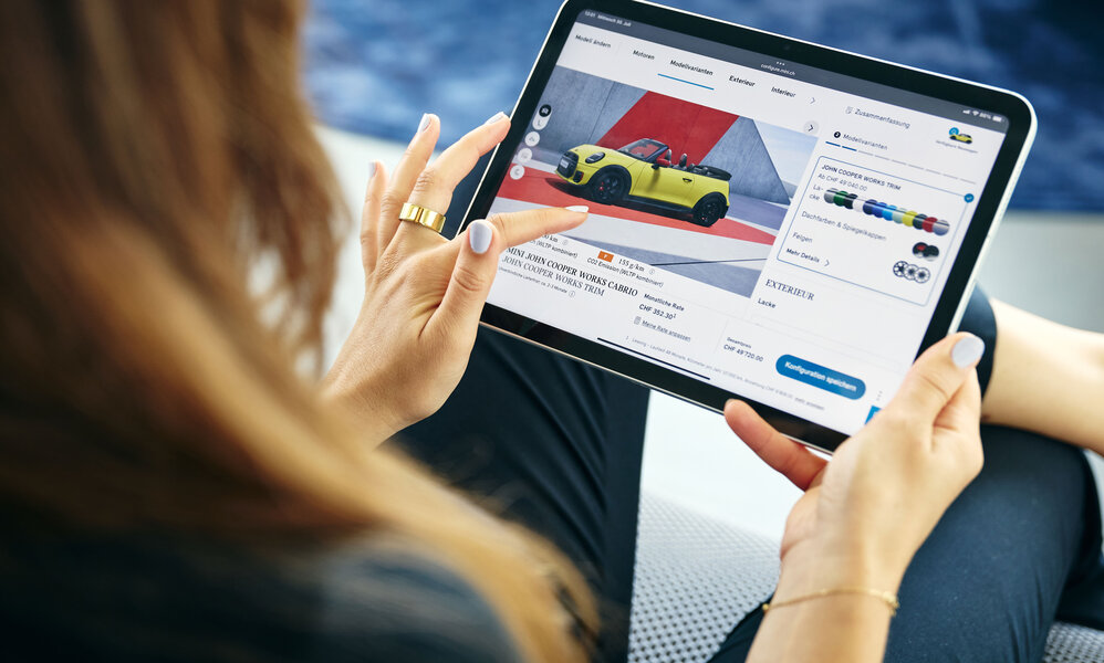 Jemand sucht online ein Auto