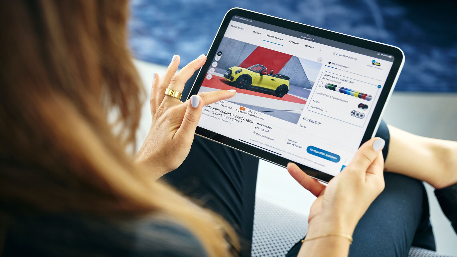 Jemand sucht online ein Auto