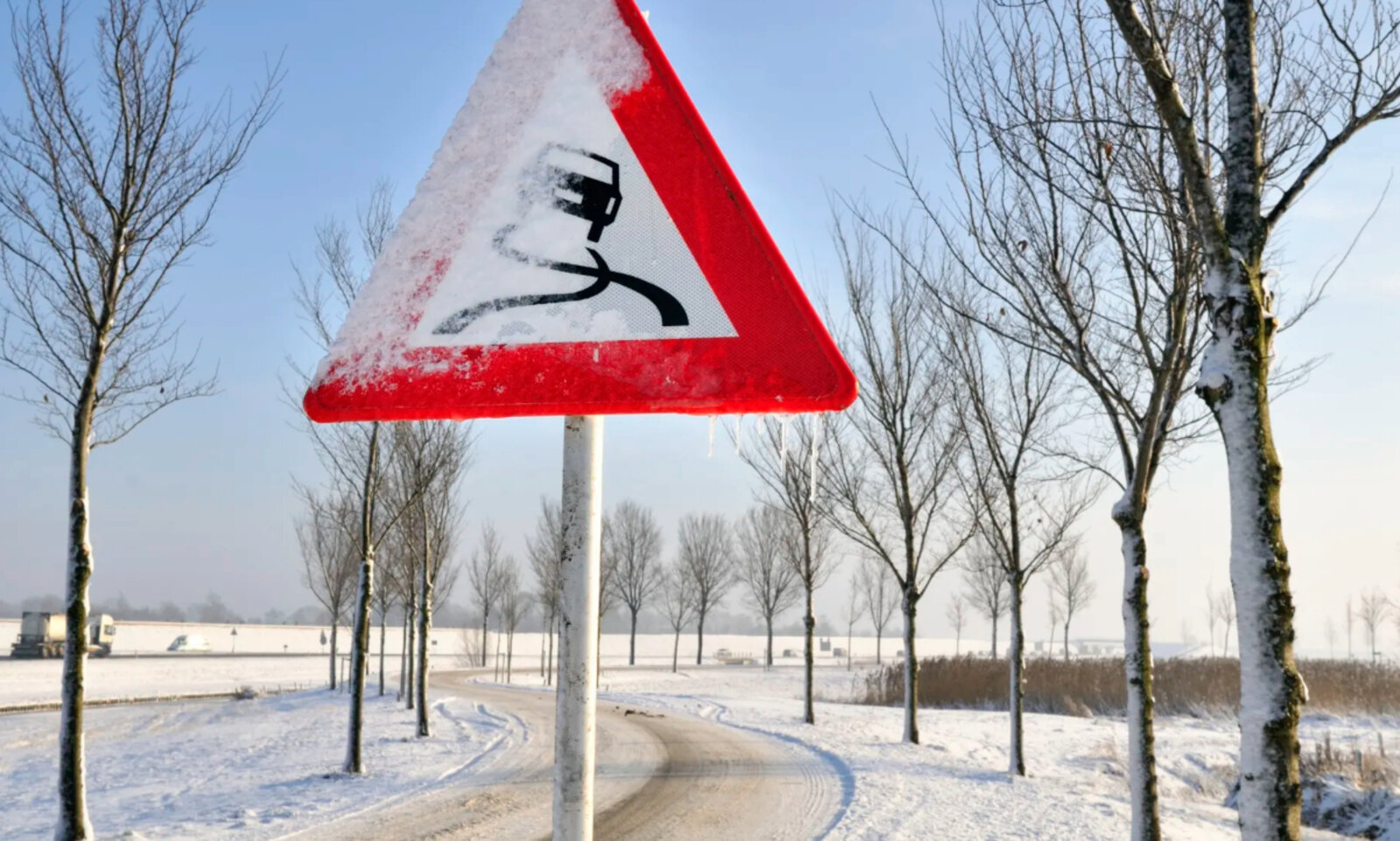 Muss ich Hinweise beachten, die ich nicht ganz sehen kann? Zum Beispiel verschneite Verkehrsschilder? Ja, denn auch zugeschneite Signale gelten. Bild: ADAC