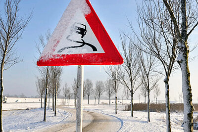 Muss ich Hinweise beachten, die ich nicht ganz sehen kann? Zum Beispiel verschneite Verkehrsschilder? Ja, denn auch zugeschneite Signale gelten. Bild: ADAC