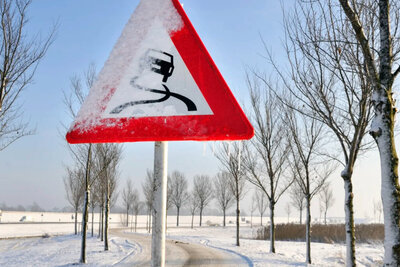 Muss ich Hinweise beachten, die ich nicht ganz sehen kann? Zum Beispiel verschneite Verkehrsschilder? Ja, denn auch zugeschneite Signale gelten. Bild: ADAC