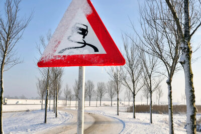 Muss ich Hinweise beachten, die ich nicht ganz sehen kann? Zum Beispiel verschneite Verkehrsschilder? Ja, denn auch zugeschneite Signale gelten. Bild: ADAC