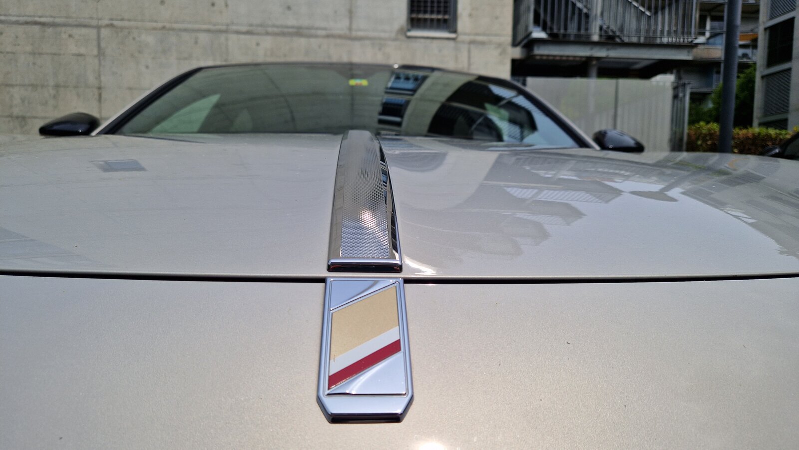 Die Motorhaube des DS 9 E-Tense 360 mit mittiger Chromzierleiste.