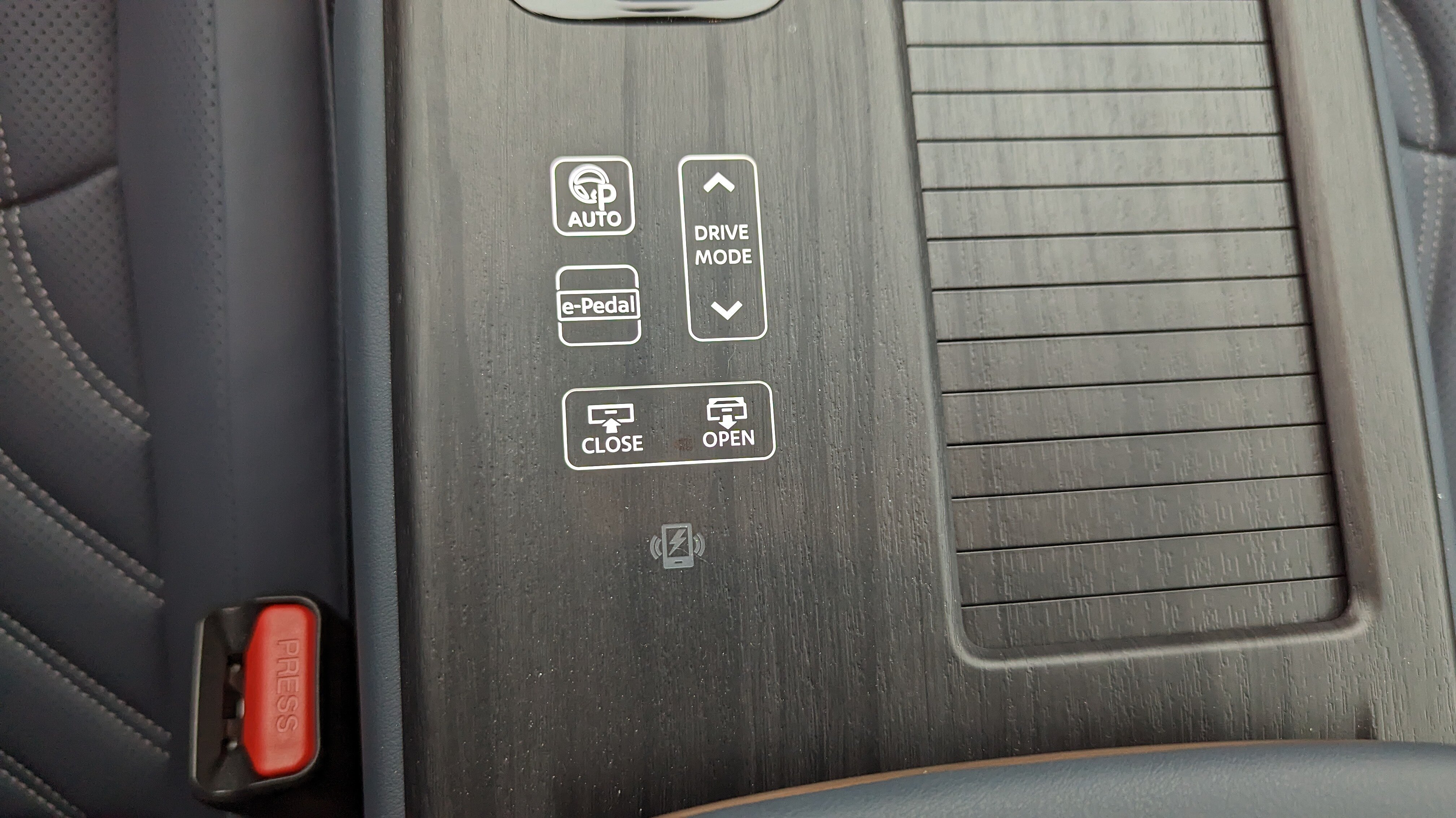 Holz-Touch-Button im Nissan Ariya