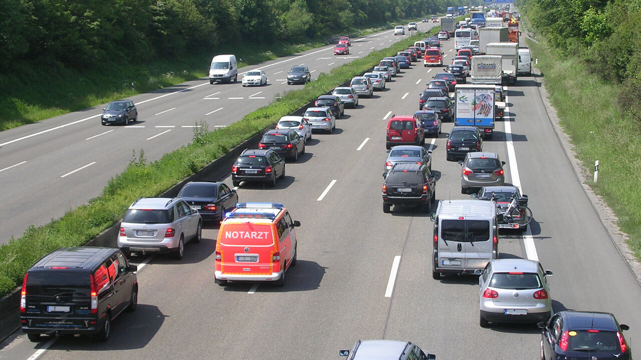 Ein Rettungsfahrzeug nutzt die Rettungsgasse auf einer Autobahn.