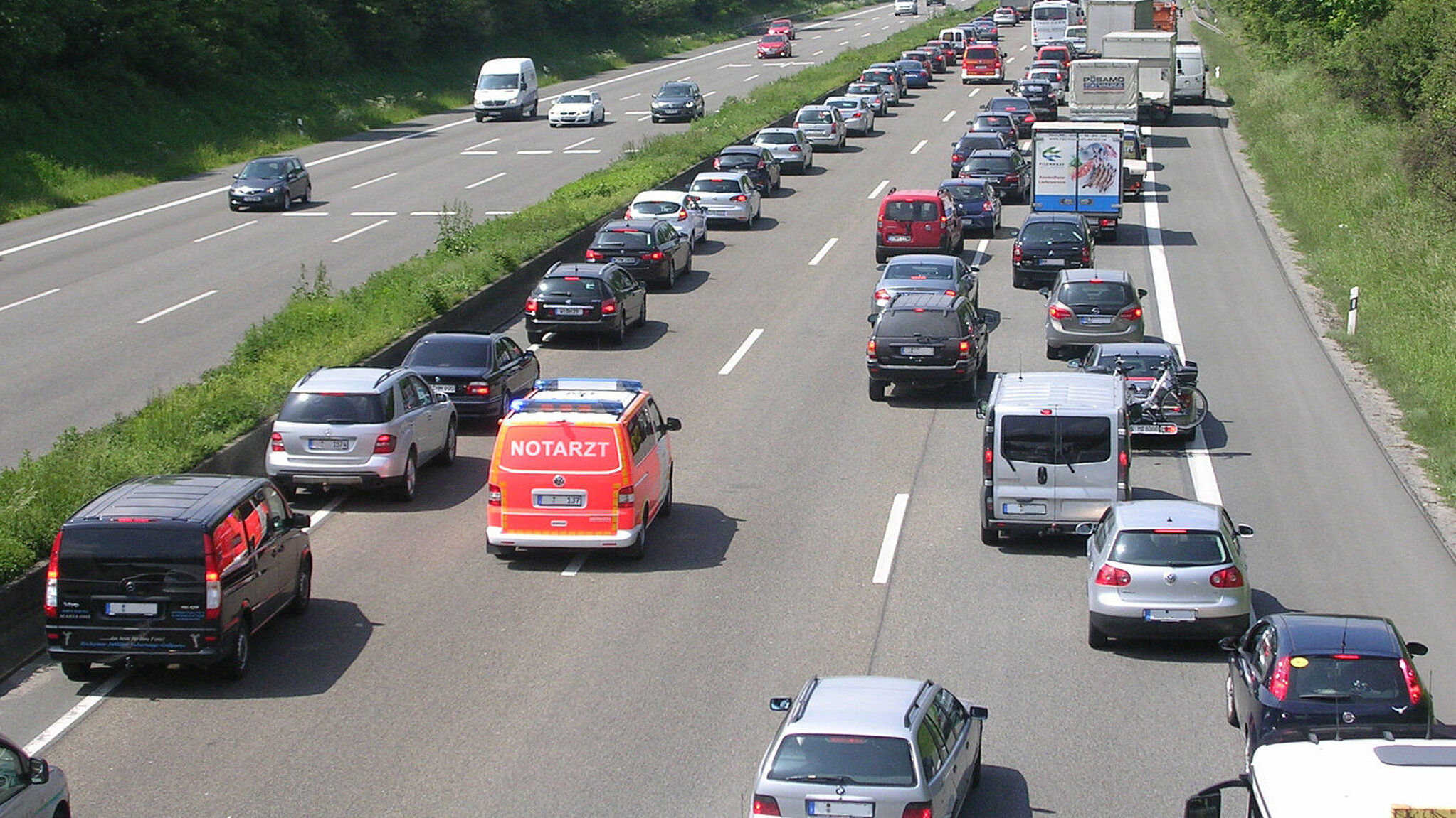 Ein Rettungsfahrzeug nutzt die Rettungsgasse auf einer Autobahn.