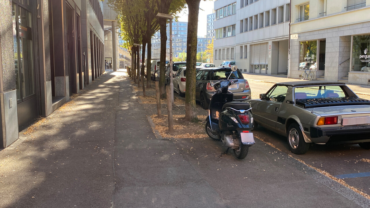Die Verkehrsregelnverordnung verbietet es Autos und Töffs, auf dem Trottoir zu parkieren.