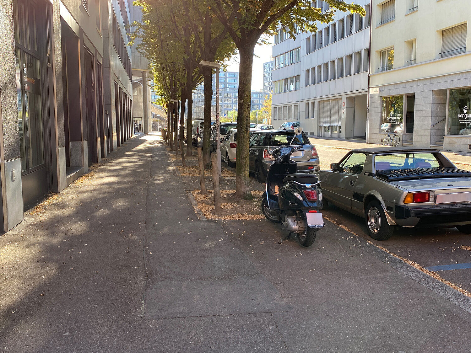 Die Verkehrsregelnverordnung verbietet es Autos und Töffs, auf dem Trottoir zu parkieren.