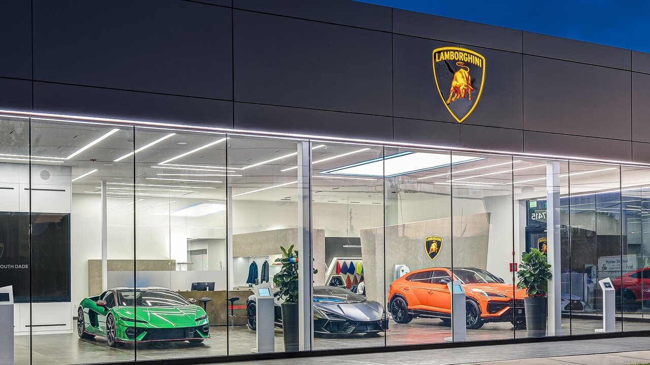 Lamborghini-Showroom mit dem Logo an der WAnd
