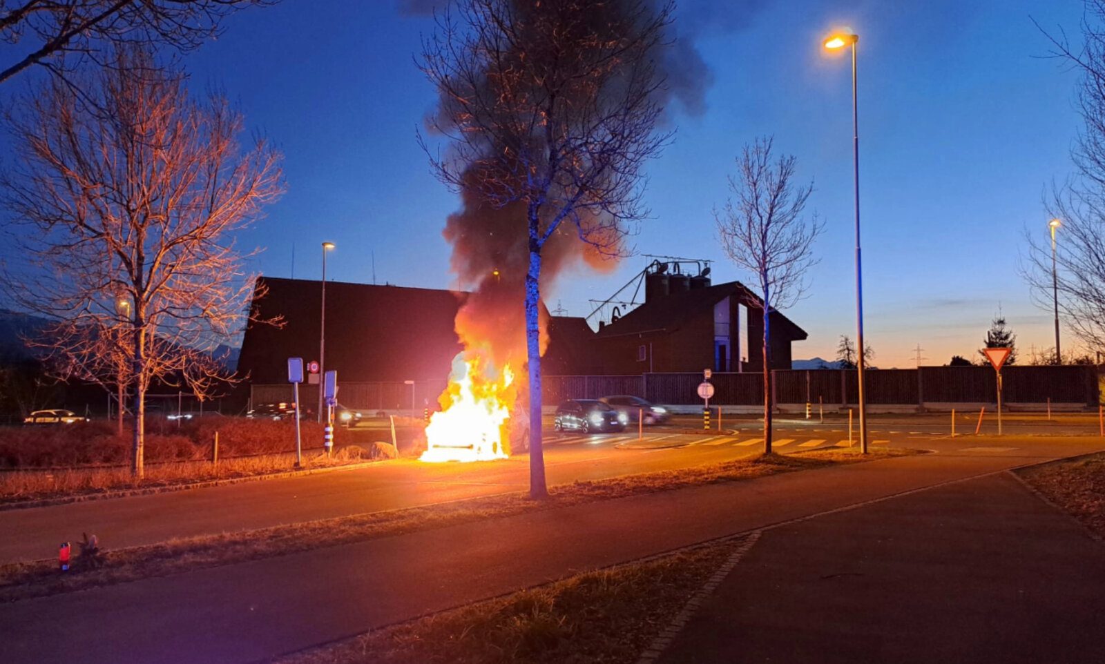 Die Fahrzeuglenkerin konnte das Auto noch auf eine Nebenstrasse manövrieren. Bild: Zuger Strafverfolgungsbehörden