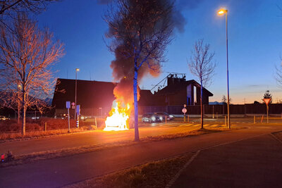 Die Fahrzeuglenkerin konnte das Auto noch auf eine Nebenstrasse manövrieren. Bild: Zuger Strafverfolgungsbehörden