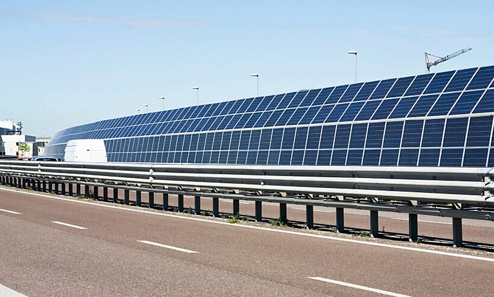 Solaranlagen entlang von Nationalstrassen und Bahnstrecken würden jährlichen Strom für v22'000 Haushalte liefern. Bild: zvg