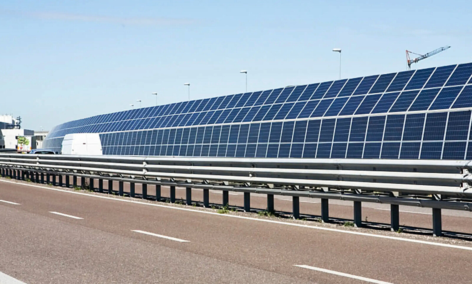 Solaranlagen entlang von Nationalstrassen und Bahnstrecken würden jährlichen Strom für v22'000 Haushalte liefern. Bild: zvg