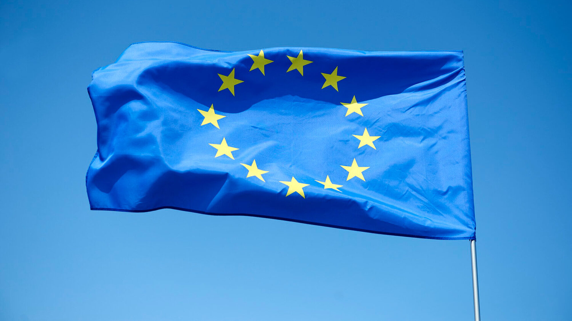 Die EU-Fahne im Wind