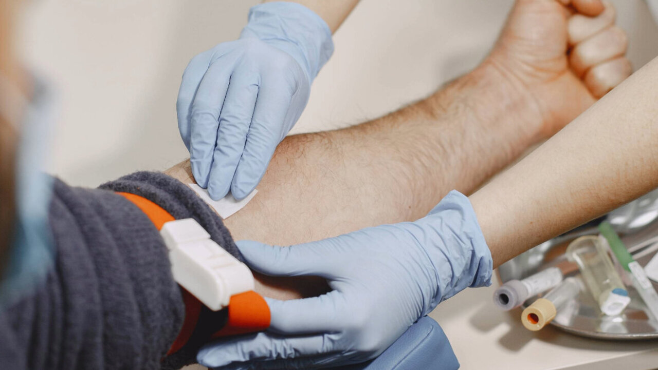 Die Blutabnahme ist heute beim Ermittleln des Alkohol-Wertes nicht mehr zwingend nötig. Bild: Freepik