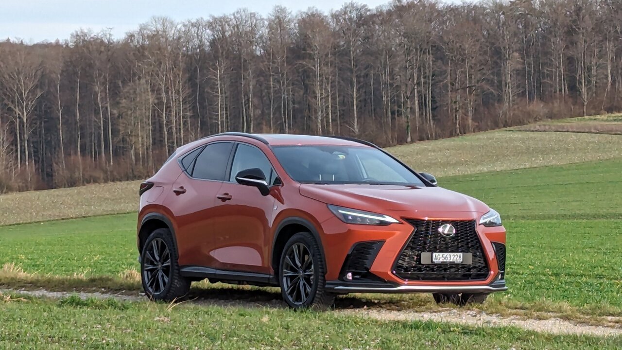 Lexus NX 450h+ von vorne