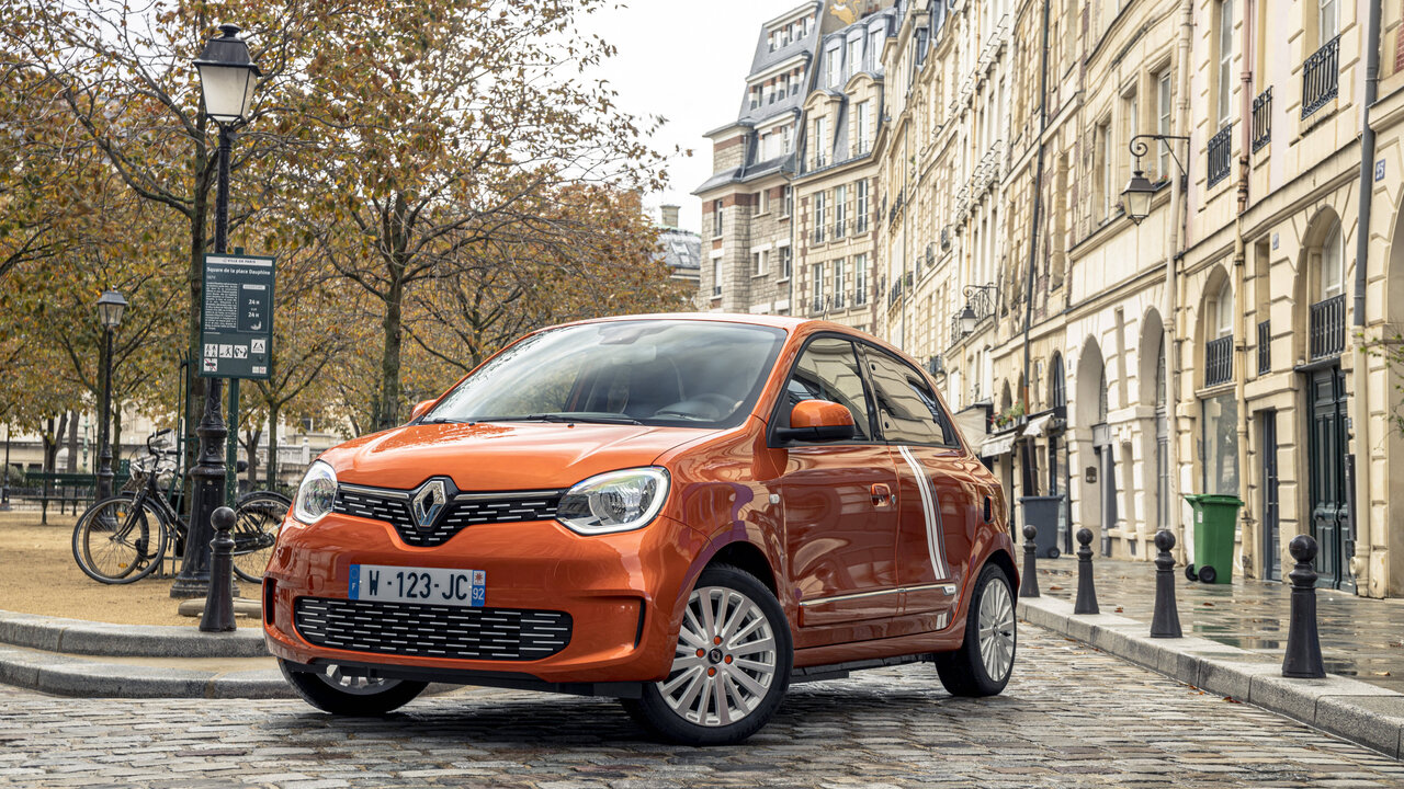 Der Renault Twingo biegt in der Stadt ab