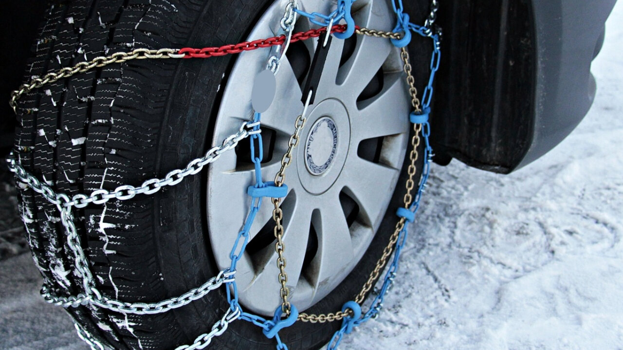 Schneeketten sind in den Bergen ein wichtiges Hilfsmittel. Wer nur im Mittelland unterwegs ist, wird aber kaum darauf angewiesen sein. Bild: Pixabay