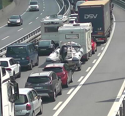 An diesem Wochenende muss mit grosser Verkehrüberlastung auf der Nord-Süd-Route gerechnet werden. Viele sind mit dem Auto auf dem Weg in die Sommerferien. Bild: Webcam Nationalstrassen 