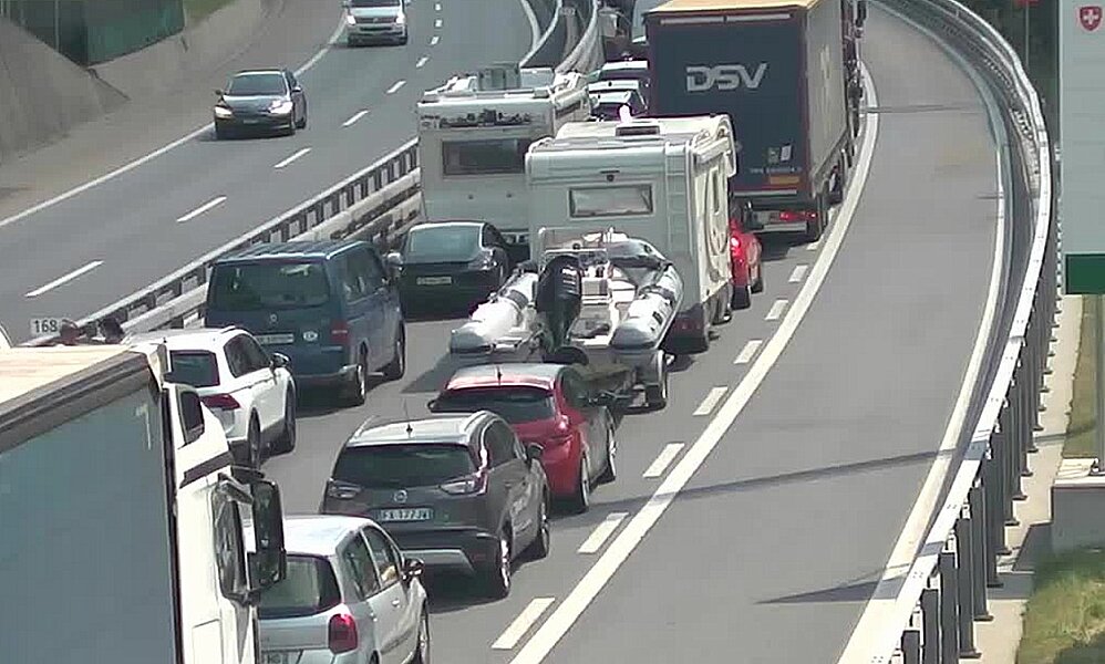 An diesem Wochenende muss mit grosser Verkehrüberlastung auf der Nord-Süd-Route gerechnet werden. Viele sind mit dem Auto auf dem Weg in die Sommerferien. Bild: Webcam Nationalstrassen 