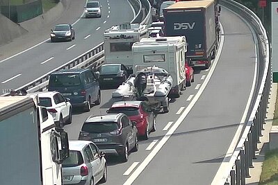 An diesem Wochenende muss mit grosser Verkehrüberlastung auf der Nord-Süd-Route gerechnet werden. Viele sind mit dem Auto auf dem Weg in die Sommerferien. Bild: Webcam Nationalstrassen 