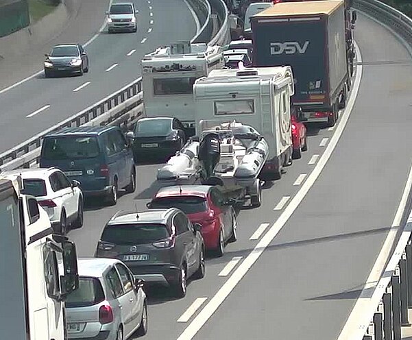 An diesem Wochenende muss mit grosser Verkehrüberlastung auf der Nord-Süd-Route gerechnet werden. Viele sind mit dem Auto auf dem Weg in die Sommerferien. Bild: Webcam Nationalstrassen 