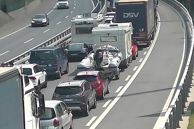 An diesem Wochenende muss mit grosser Verkehrüberlastung auf der Nord-Süd-Route gerechnet werden. Viele sind mit dem Auto auf dem Weg in die Sommerferien. Bild: Webcam Nationalstrassen 