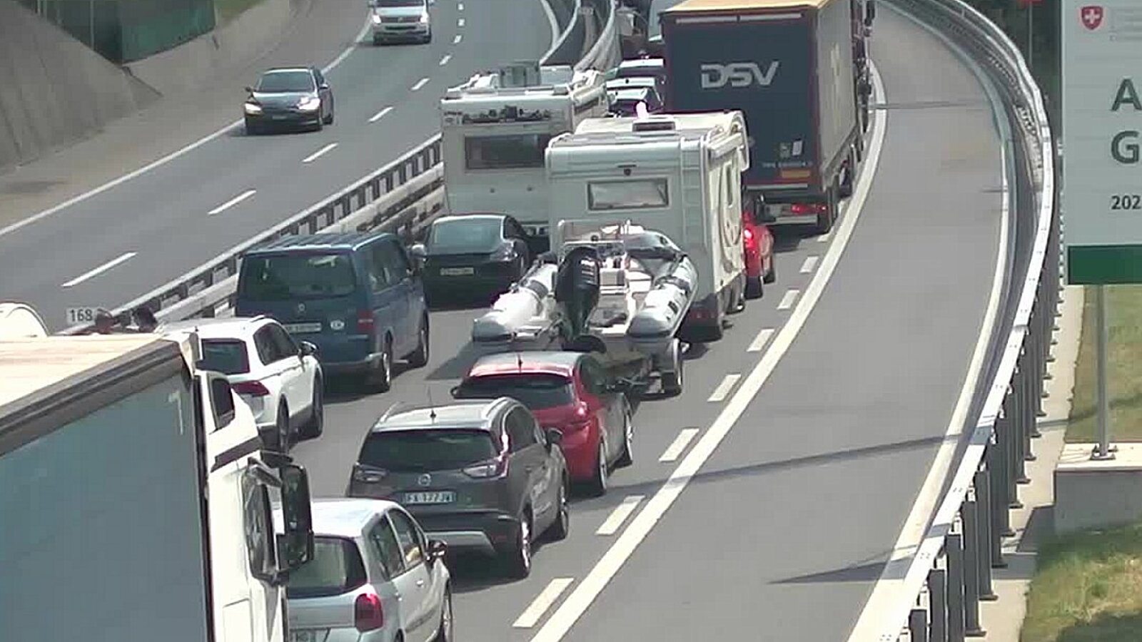 An diesem Wochenende muss mit grosser Verkehrüberlastung auf der Nord-Süd-Route gerechnet werden. Viele sind mit dem Auto auf dem Weg in die Sommerferien. Bild: Webcam Nationalstrassen