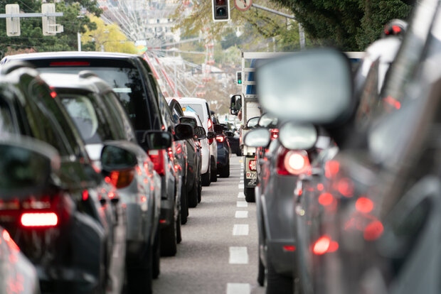 Fährt man auf einen Stau auf, sollten die Warnblinker aktiviert werden. Bild: STREETLIFE
