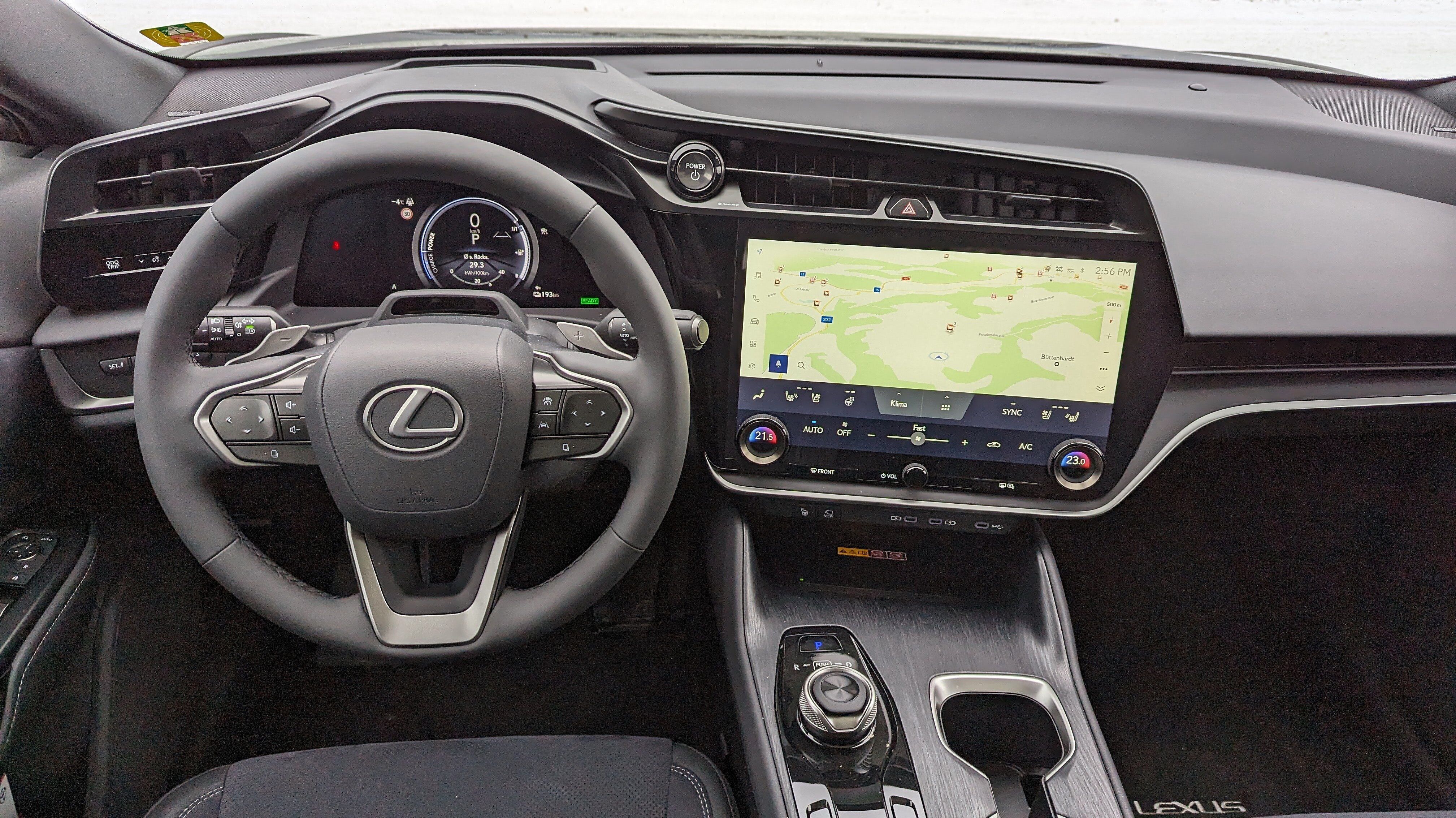 Cockpit des Lexus RZ