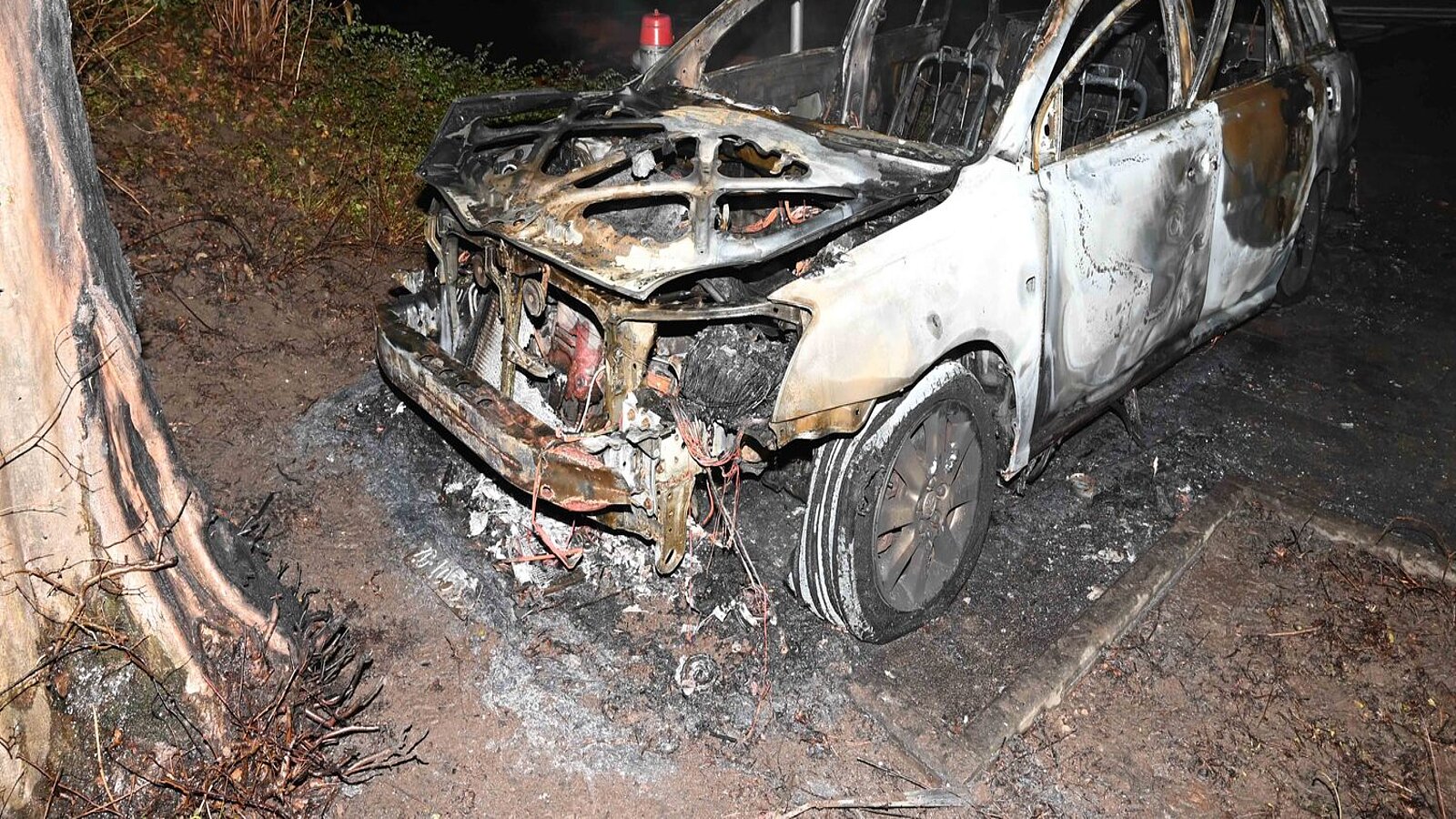 von einem Feuer beschädigtes Auto