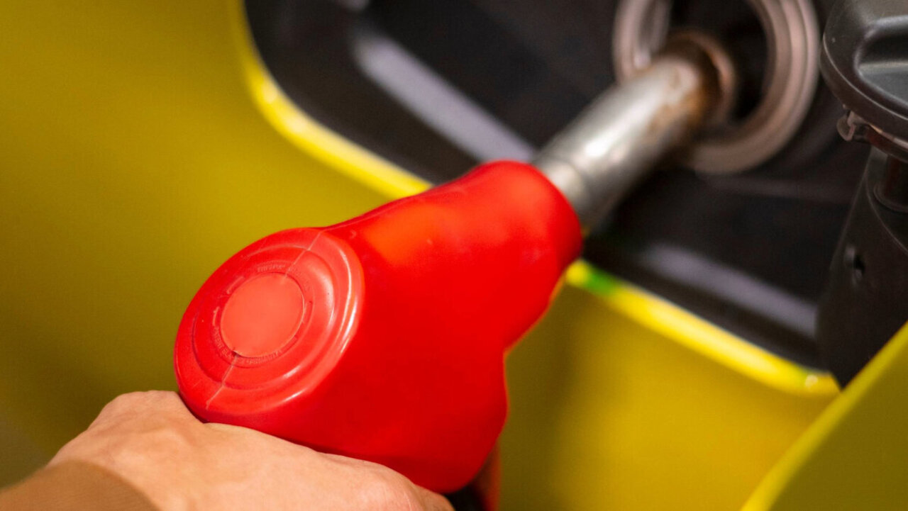 Noch immer wird auch mit Neuwagen getankt statt geladen. Bild: Freepik