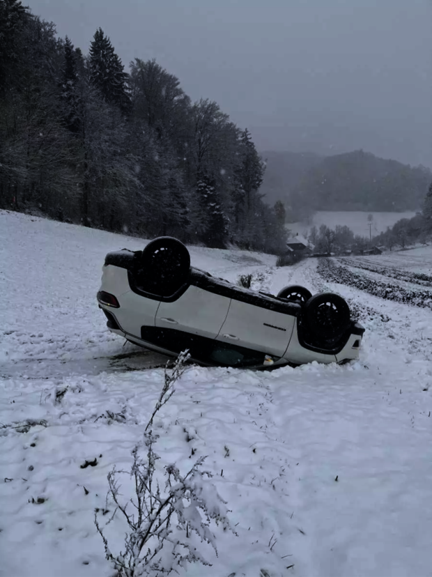 Fahrzeug liegt auf dem Dach im Schnee
