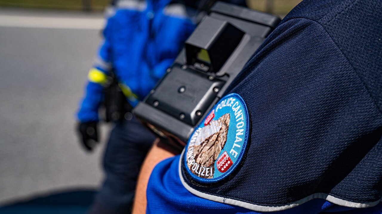 Polizisten halten eine Laserpistole für Geschwindigeitskontrollen auf dem armk