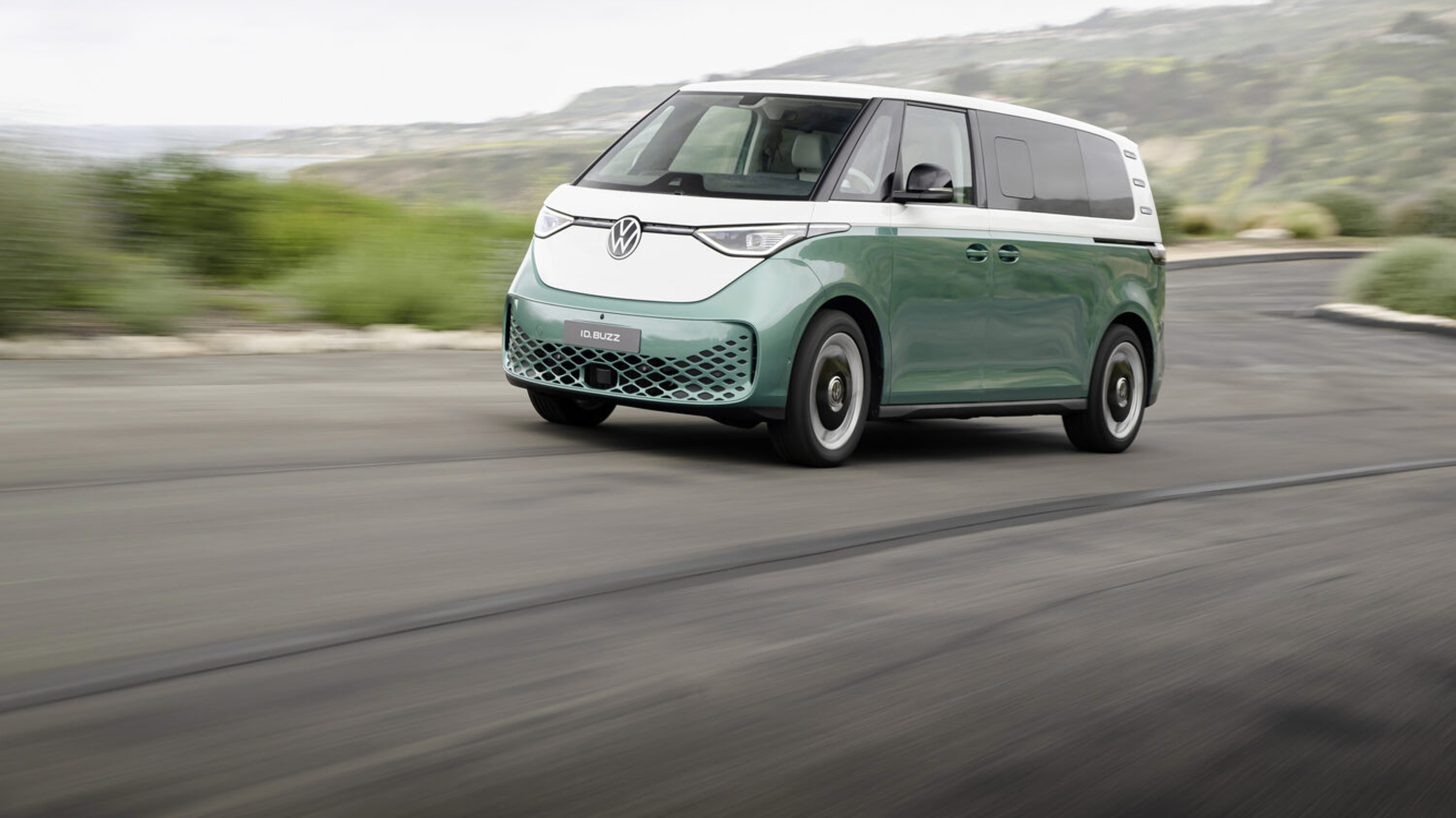 VW ID. Buzz in Fahrt von vorne