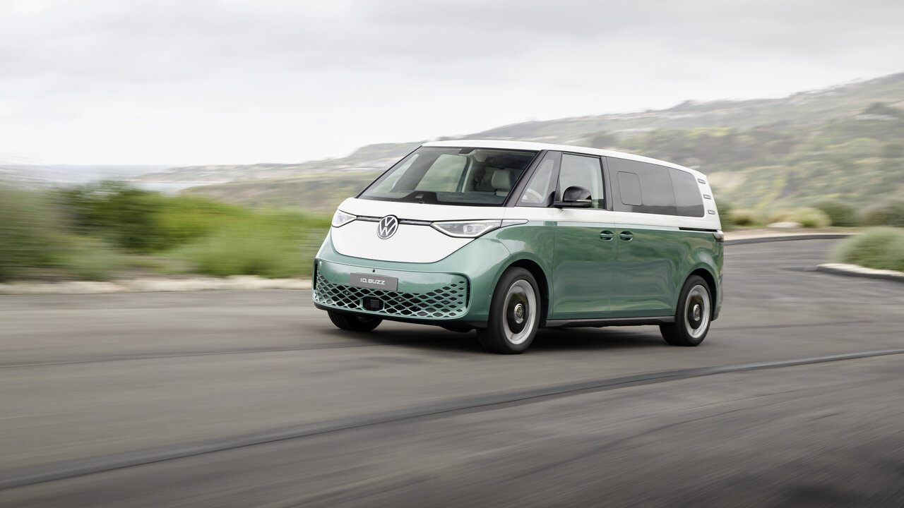 VW ID. Buzz in Fahrt von vorne