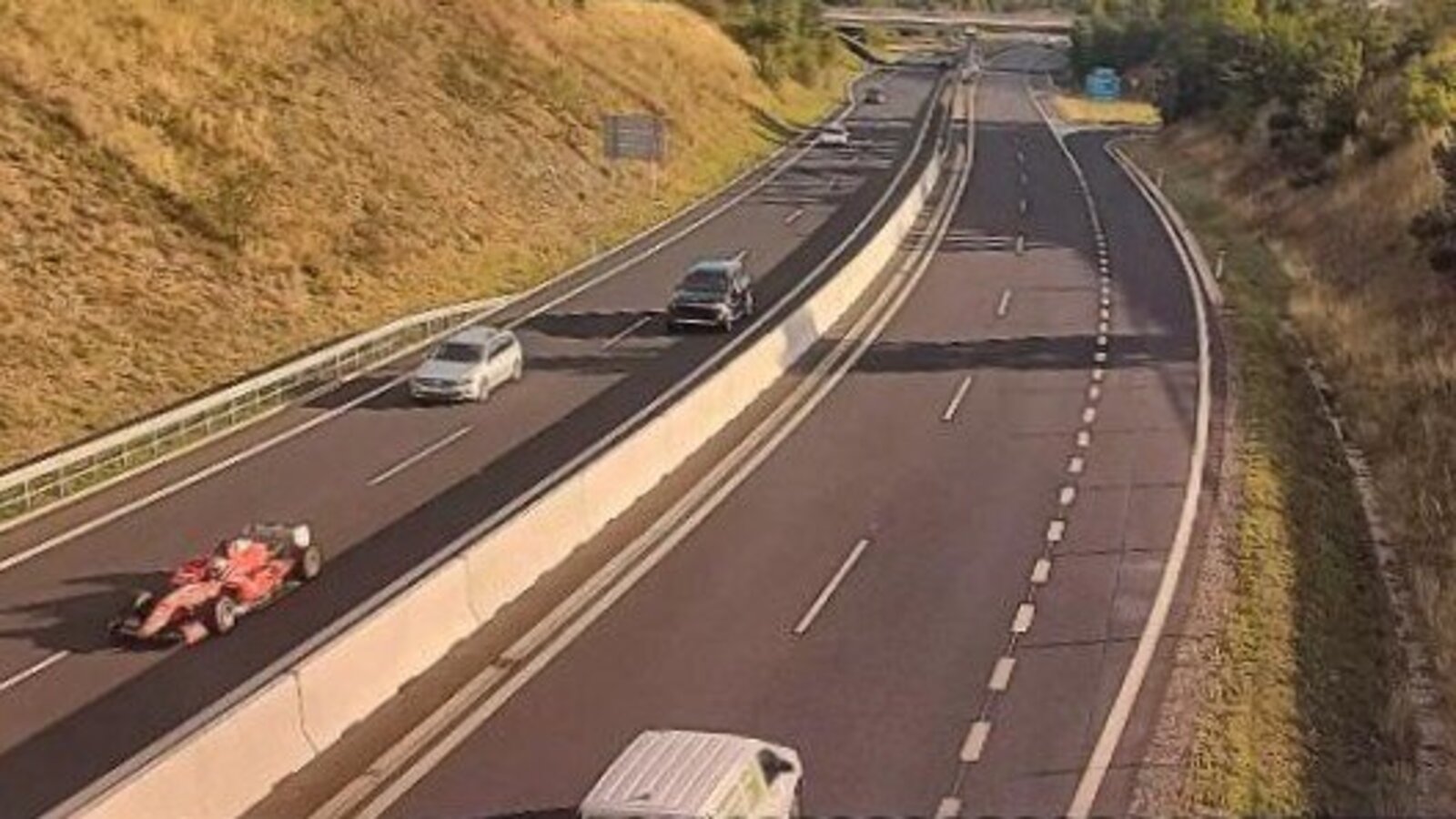 Luftaufnahmen des Formel-Boliden auf der Autobahn
