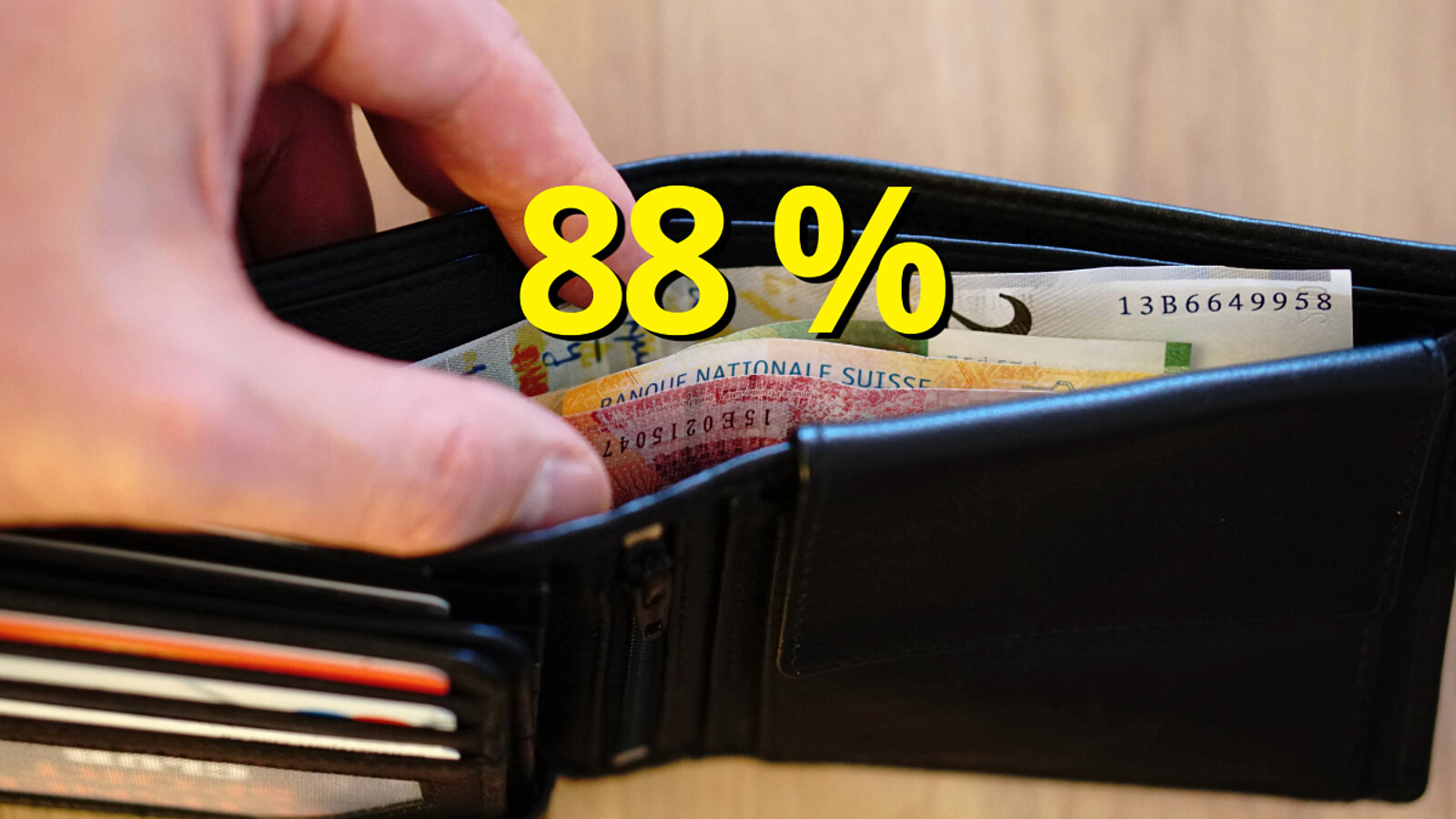 Eine offene Brieftasche mit Bargeld