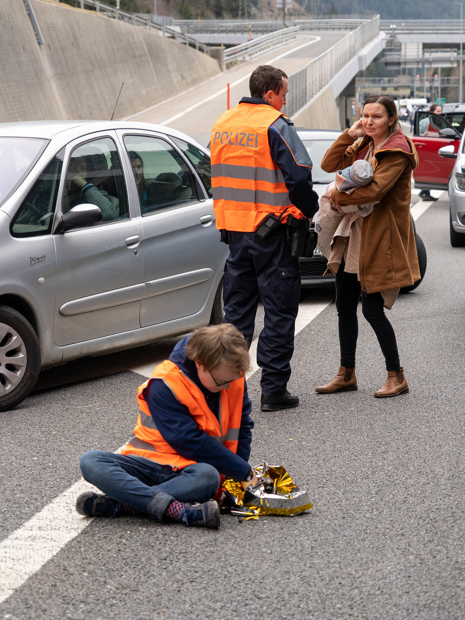 Klima-Kleber von Renovate Switzerland blockieren Gotthard