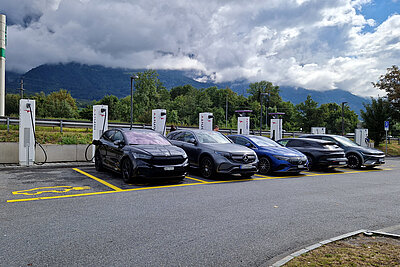 Mehrere E-Autos an Ladestationen