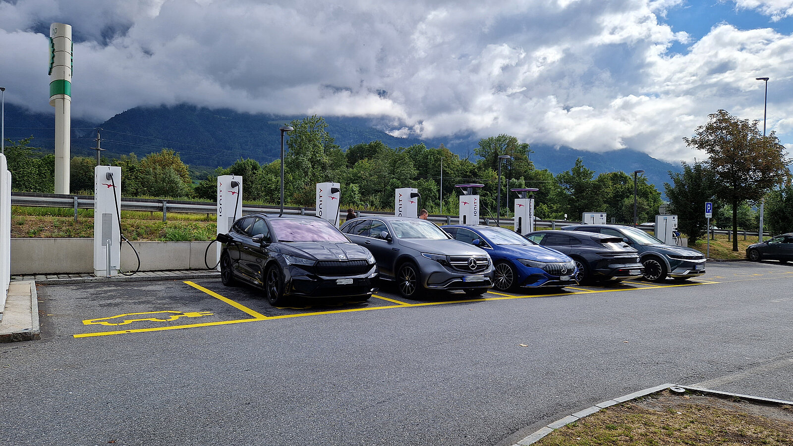 Elektroautos an der Schnelladestation