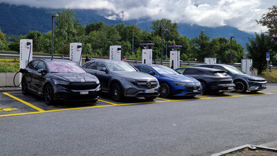 Mehrere E-Autos an Ladestationen