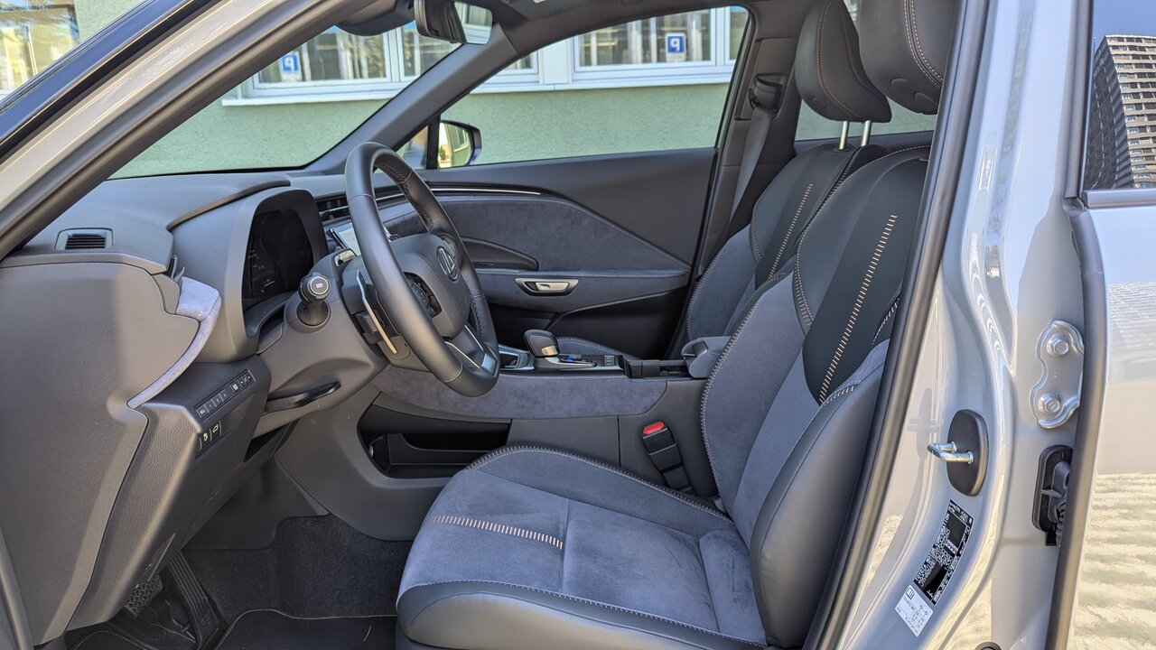Fahrersitz im Lexus LBX