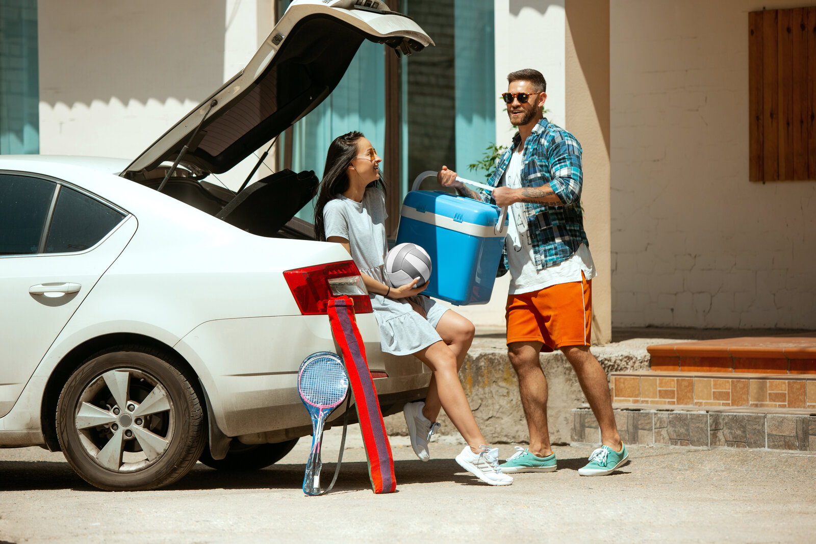 Junges Paar das für Urlaubsreise vorbereitet