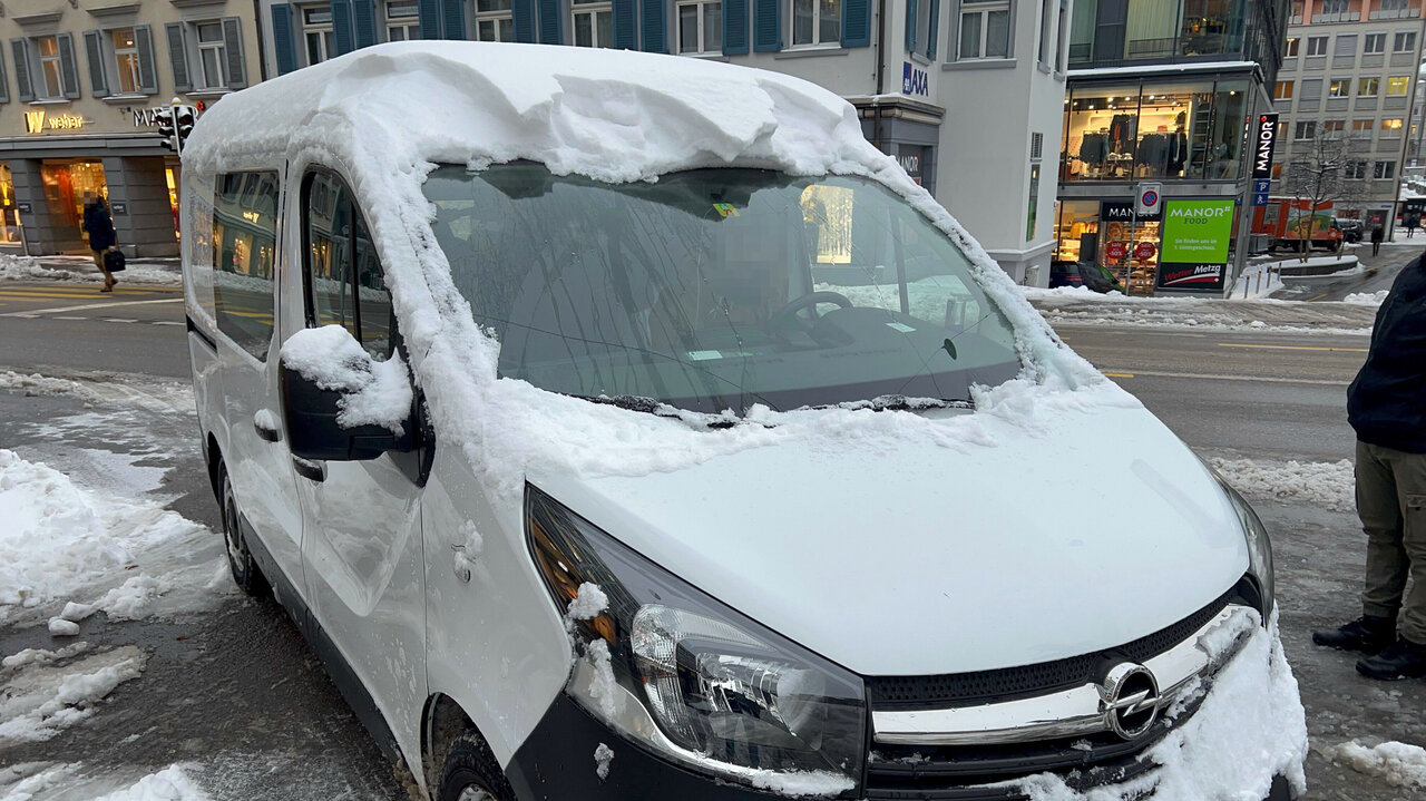 Im Rahmen einer Verkehrskontrolle wurden am Montag (8. Januar) ein Dutzend Autos kontrolliert, die mit Schnee auf dem Dach unterwegs waren. Eine Vielzahl davon hatte über 20 Zentimeter hohe Schneemassen auf dem Dach liegen. Der höchste Berg betrug laut der Stadtpolizei St. Gallen 24 Zentimeter. Gemäss den Strassenverkehrsregeln müssen Fahrzeuge vor Abfahrt von Schnee und Eis befreit werden, um zu verhindern, dass Schnee oder Eis während der Fahrt hinunterfallen. Dadurch könnte die Sicht auf die Strasse beeinträchtigt sowie andere Personen gefährdet oder gar verletzt werden. Zudem müssen sämtliche Scheiben, Lichter und Kontrollschilder eisfrei sein. Bild: Stapo SG