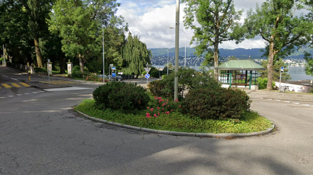 Darf ich im Kreisverkehr wie im Ausland auch links blinken. Ja! Das ist bei uns nicht üblich und nie vorgeschrieben, aber erlaubt. Bild: Google Maps