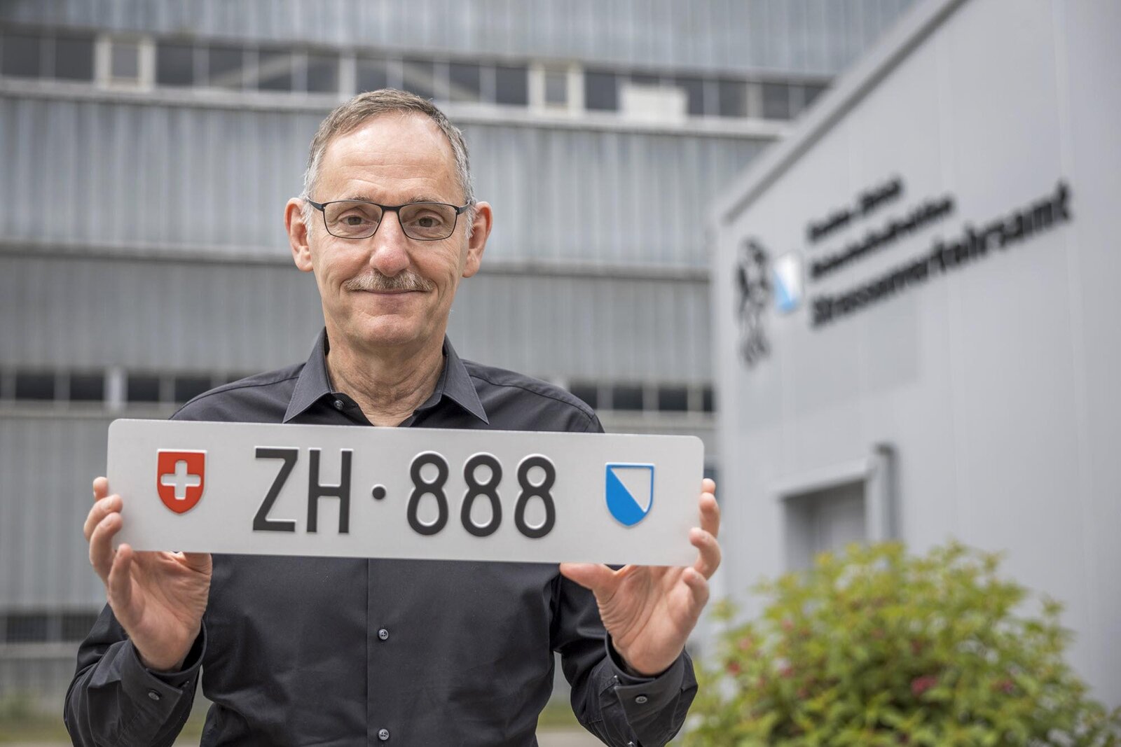 Der Zürcher Regierungsrat Mario Fehr präsentiert das Kennzeichen ZH 888.