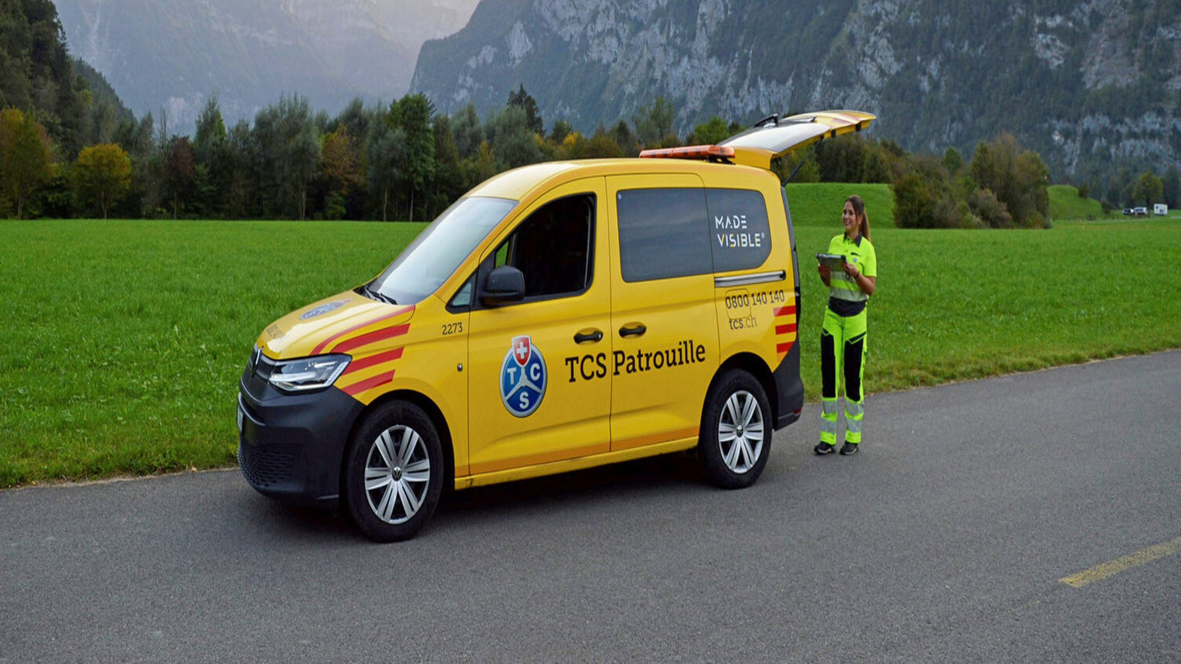 TCS-Patrouilleurin Alina Bachmann neben ihren Patrouillen-Fahrzeug