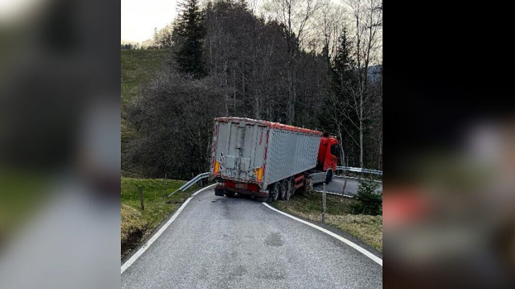 Lastwagen auf abwegen in Bellach