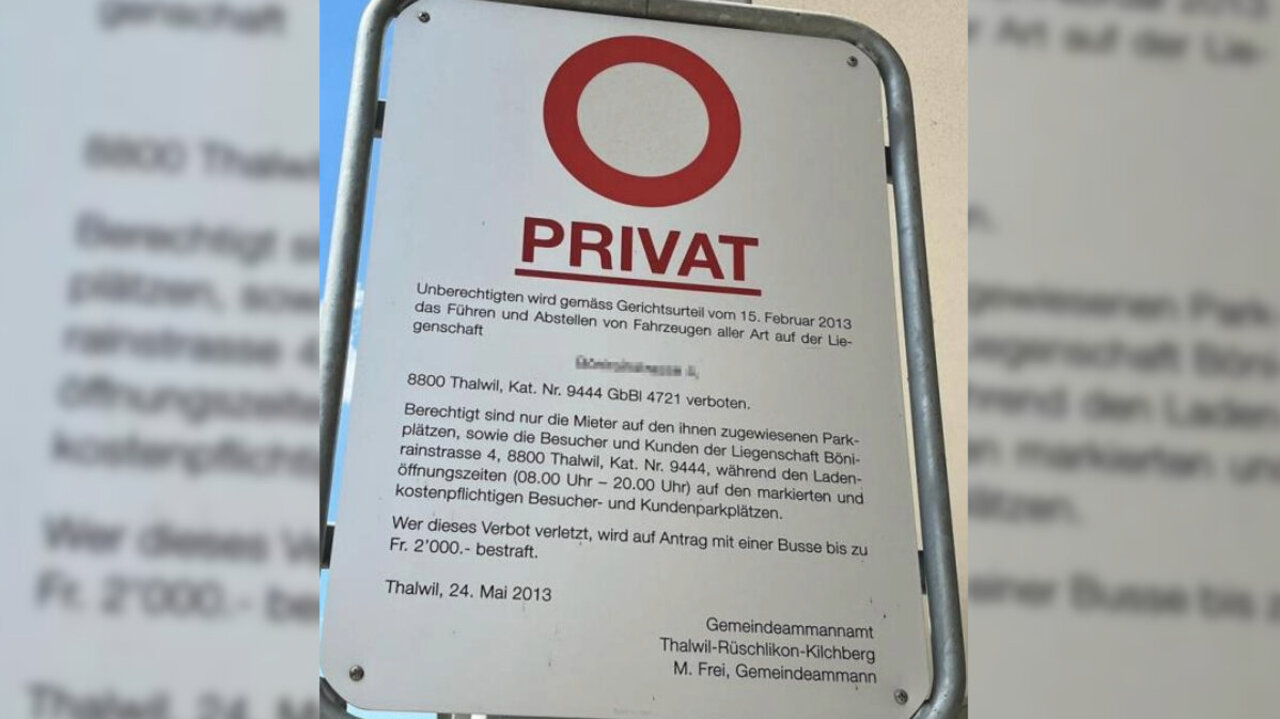 Selbst diese Tafel reicht nicht, um auf dem Grundstück legal fahren zu können. Weil der Zugang Kunden explizit erlaubt ist, handelt es sich um einen öffentlich nutzbaren Platz. Bild: Kanton Zürich